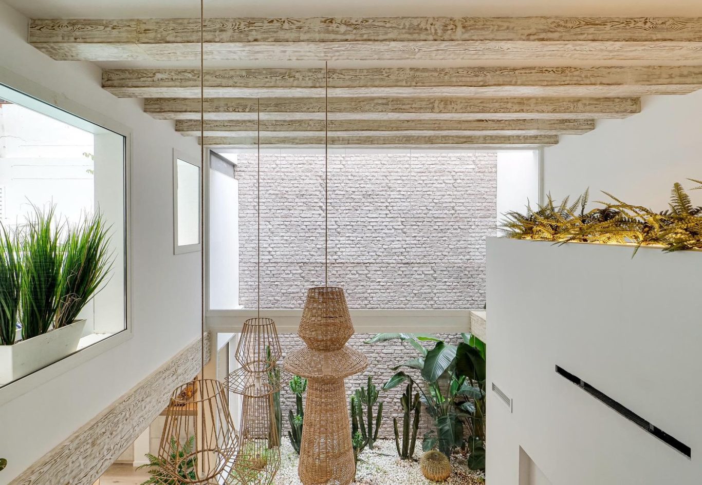 Cocina moderna y minimalista con iluminación cálida y espacio funcional.