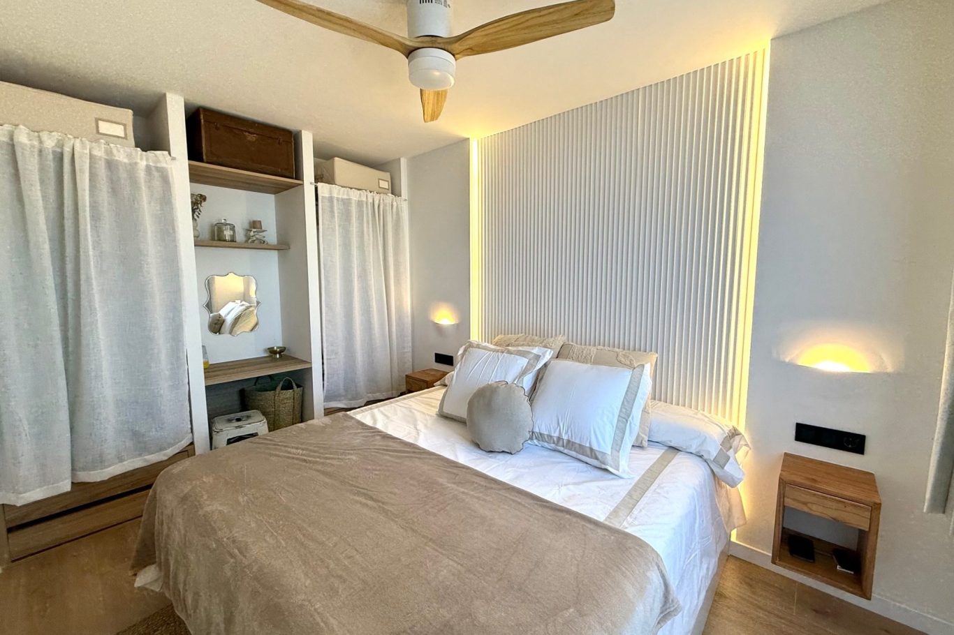 Sala de estar luminosa con sofá, mesa de café y acceso a un balcón. Decoración moderna y acogedora.