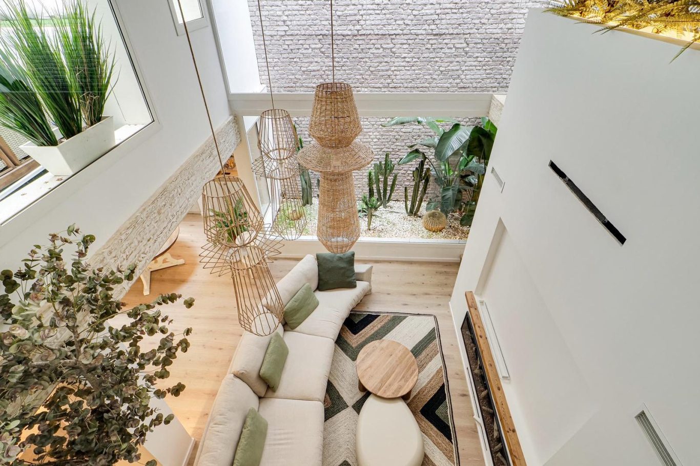 Sala con pared clara, mueble bajo y espejo antiguo en un ambiente minimalista.