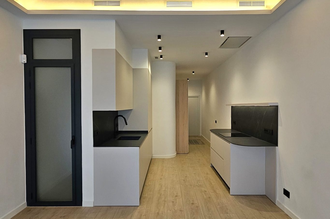 Dormitorio acogedor con cama, ventanas de madera y decoración moderna en tonos claros.