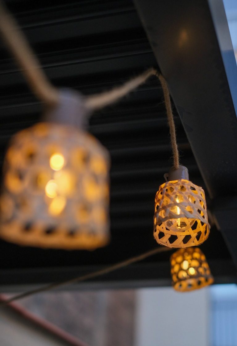 Lámparas colgantes de luz cálida con diseño de mimbre.