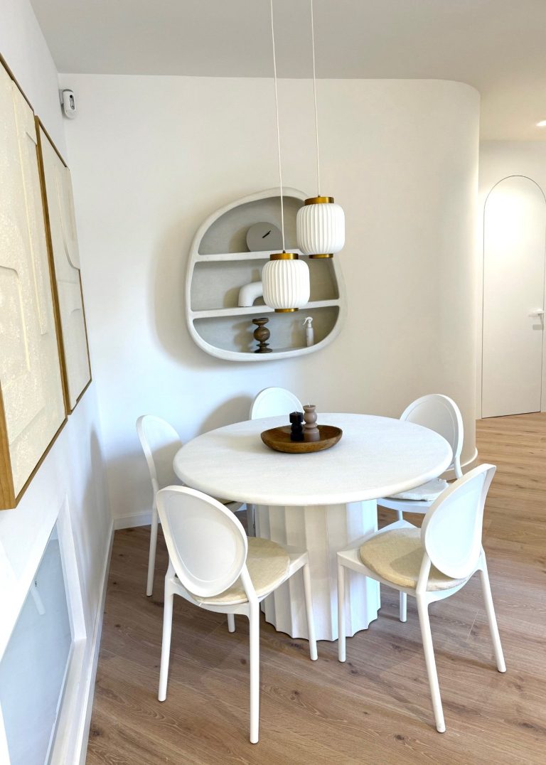 Dormitorio acogedor con cama, ventanas de madera y decoración moderna en tonos claros.